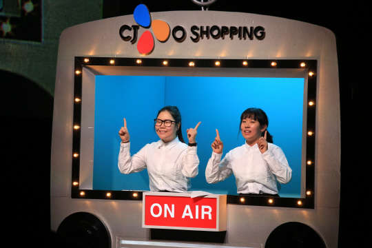 지난 7일 영등포 타임스퀘어에서 열린 CJ도너스캠프의 꿈키움 창의학교 '드림스테이지'에서 홈쇼핑 부문 경연에 참가한 학생들이 홈쇼핑 방송 스튜디오 무대를 연출해 선보이고 있다.CJ그룹 제공